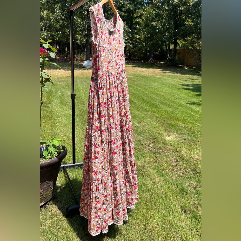 Flared maxi dress, sleeveless,lace all around the dress.